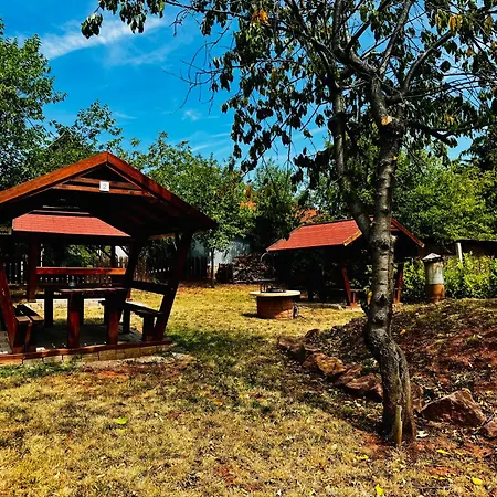 شقة Voeroesko Apartmanhaz Balatonalmádi